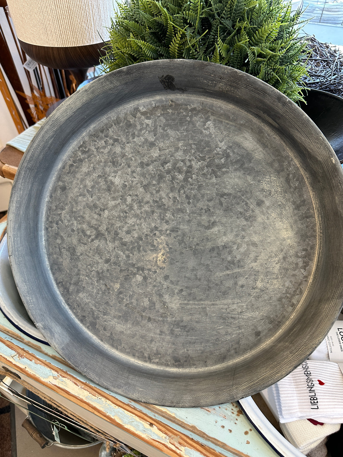 Teller aus Blech. Durchmesser 43cm.