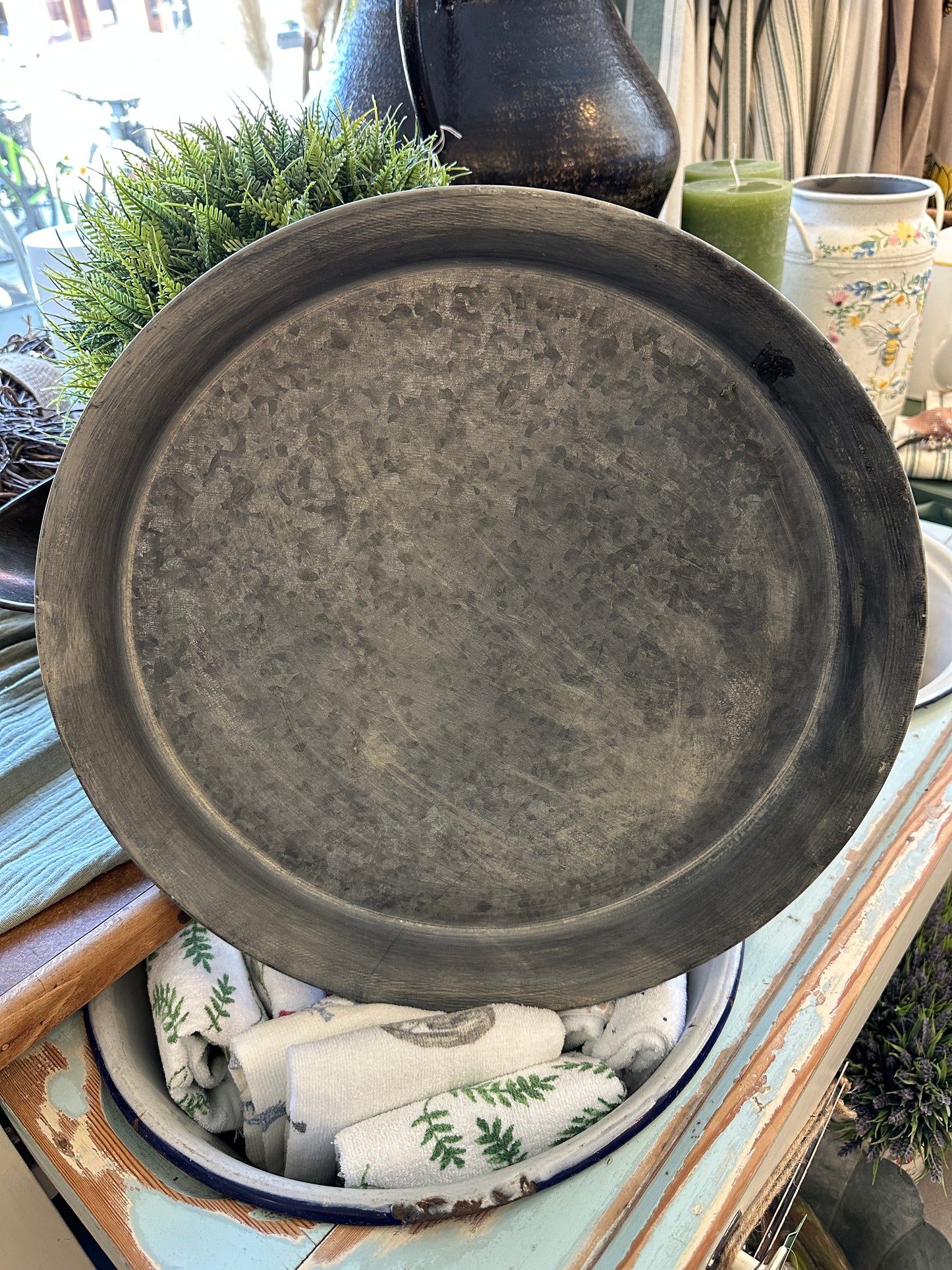 Teller aus Blech. Durchmesser 43cm.