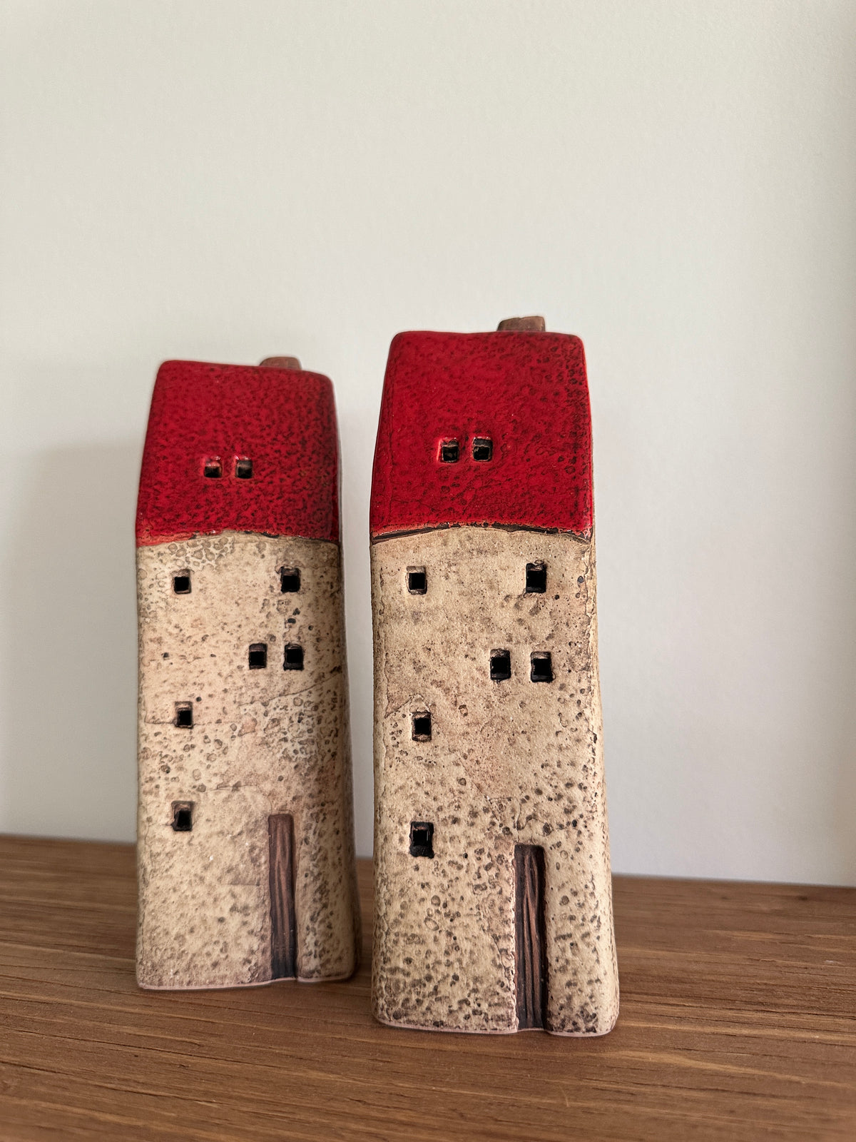Haus aus Keramik mit einem roten Dach. H:18,5 cm.