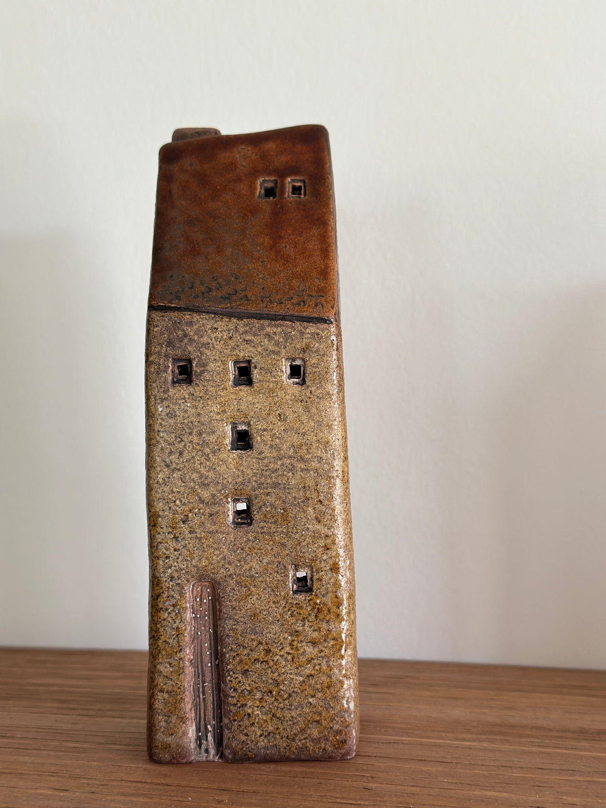 Haus aus Keramik mit einem braunen Dach, groß H: 18,5 cm.