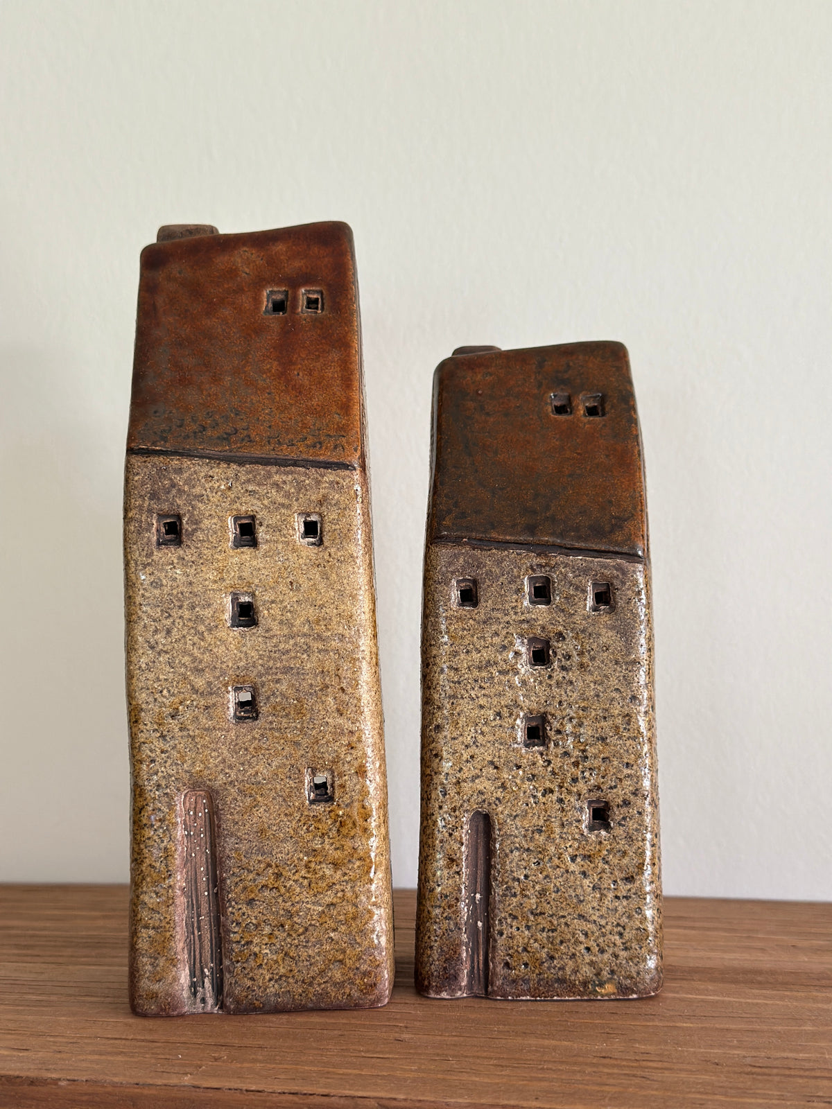 Haus aus Keramik mit einem braunen Dach, groß H: 18,5 cm.