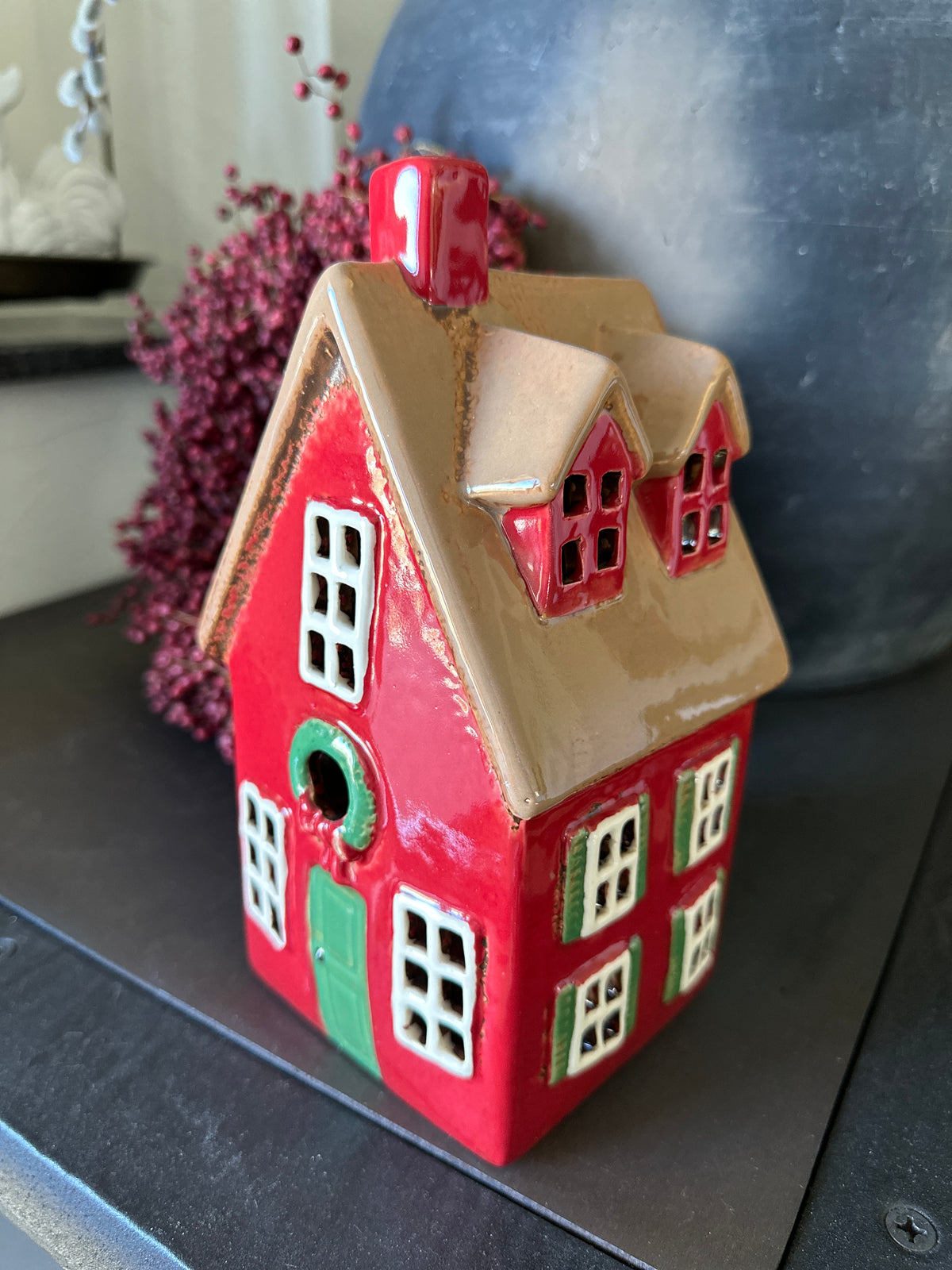 Haus/ Windlicht aus Keramik.