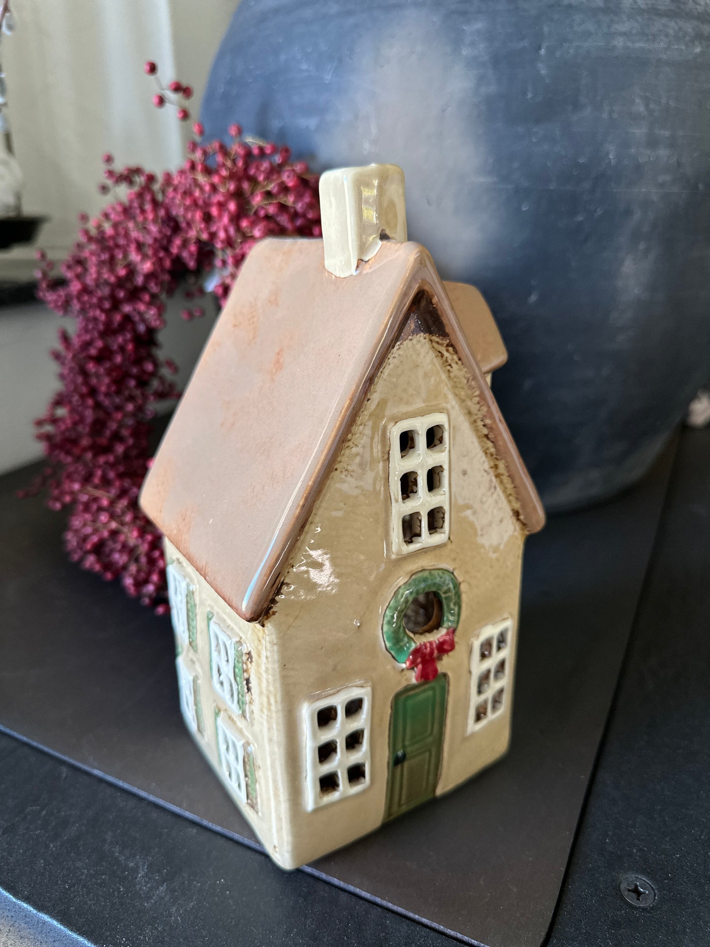Haus/ Windlicht aus Keramik.