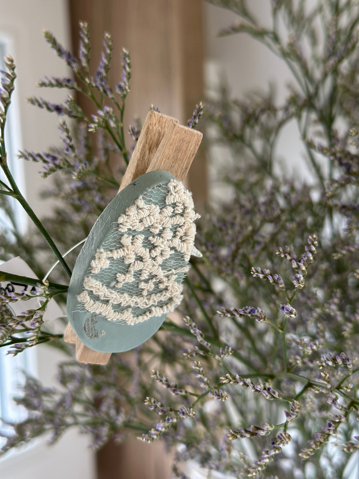 Klammer aus Holz mit einem Holzei mit Spitze