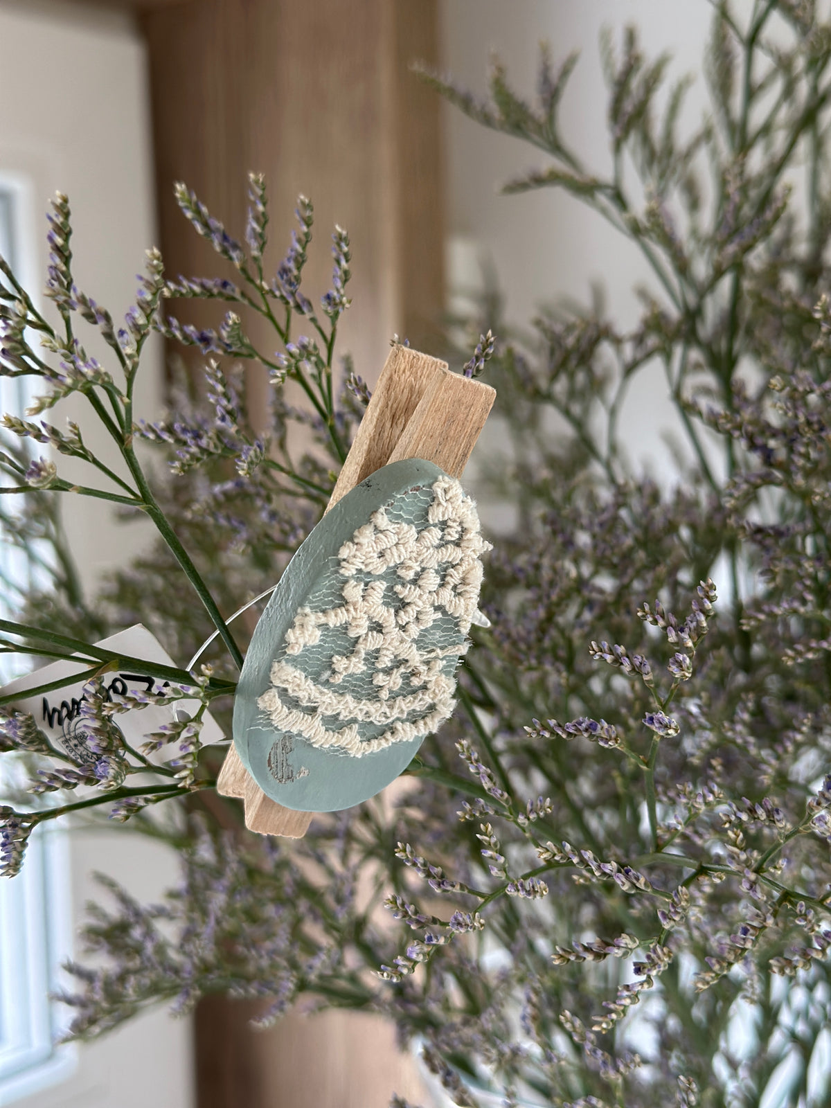 Klammer aus Holz mit einem Holzei mit Spitze