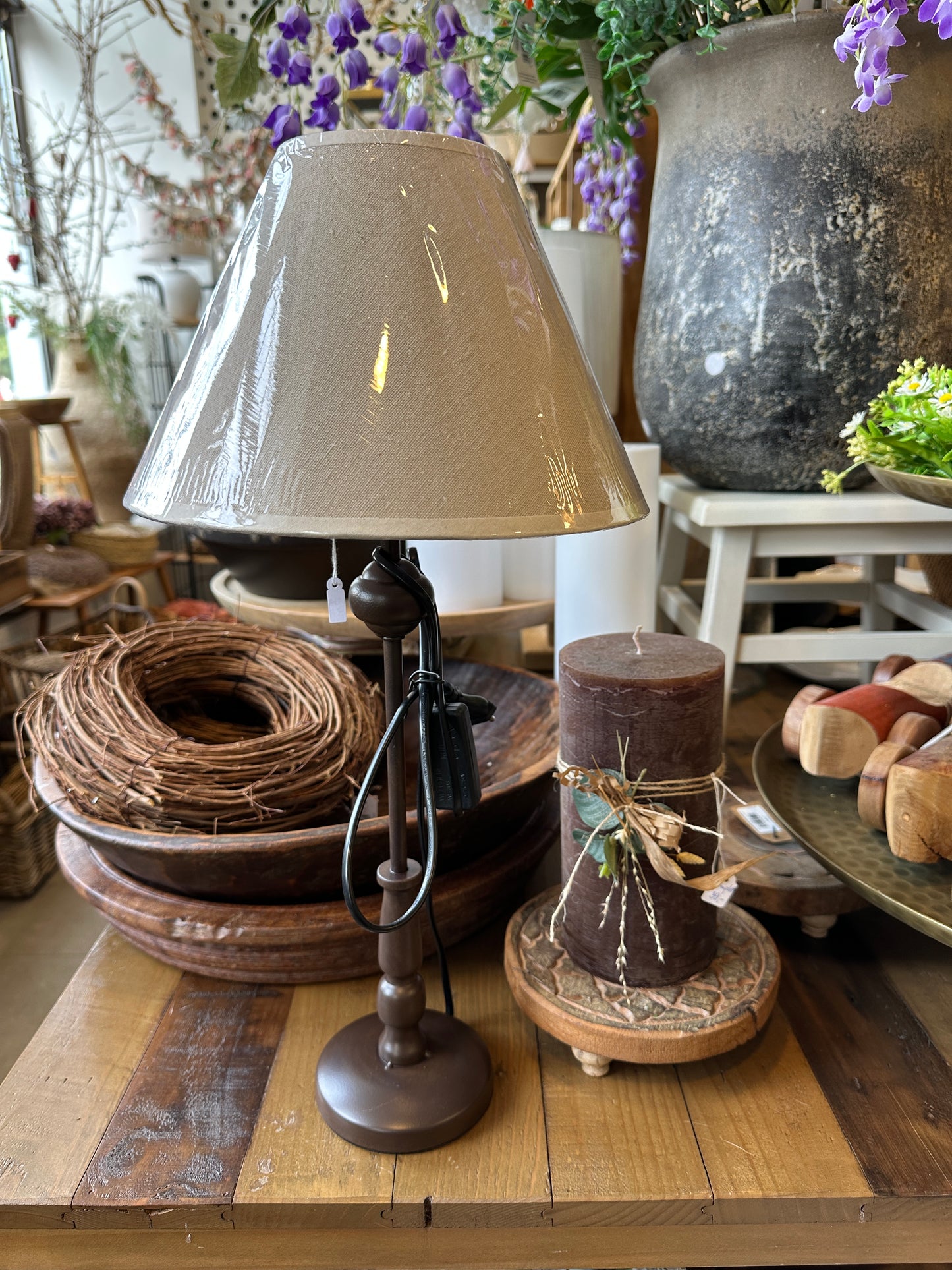 Lampe mit einem Lampenschirm, beige