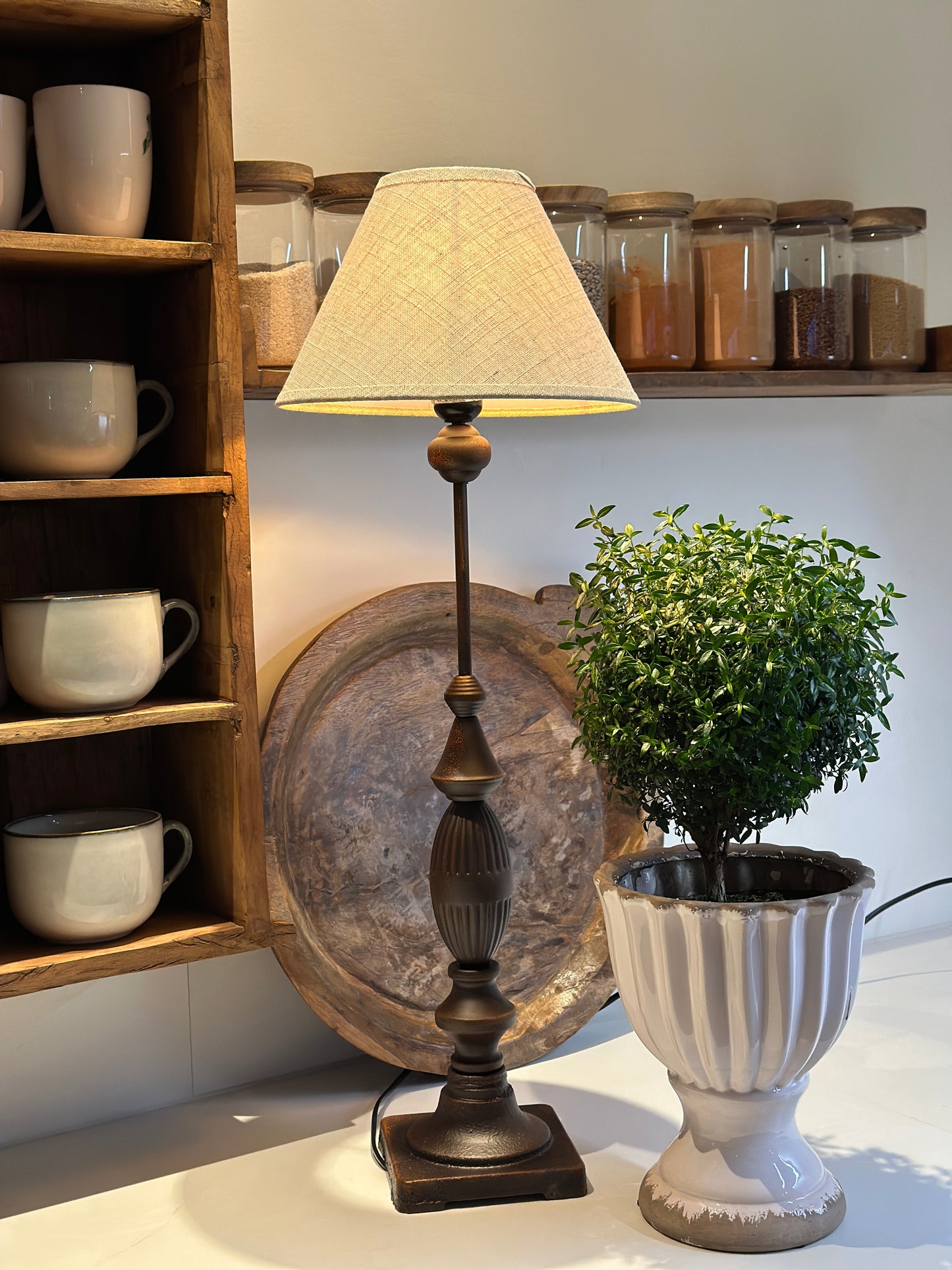 Lampe aus Metall mit einem Leinen Schirm, beige