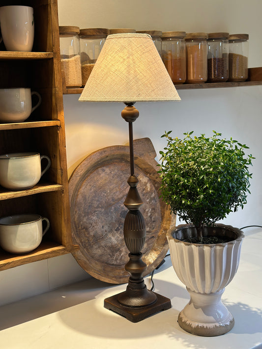 Lampe aus Metall mit einem Leinen Schirm, beige