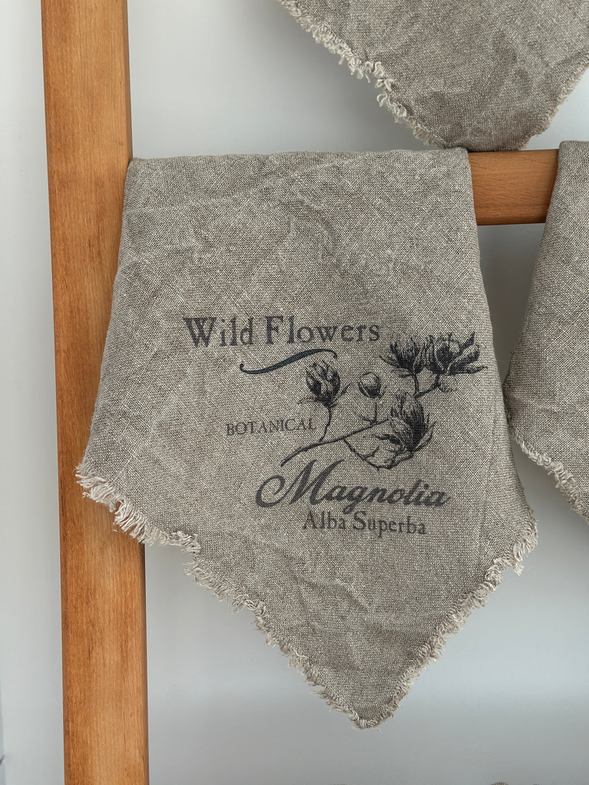 Deckchen/ Deko- Tuch mit einem Wild  Flowers Motiv, Shabby, alle Seiten mit Fransen versehen.