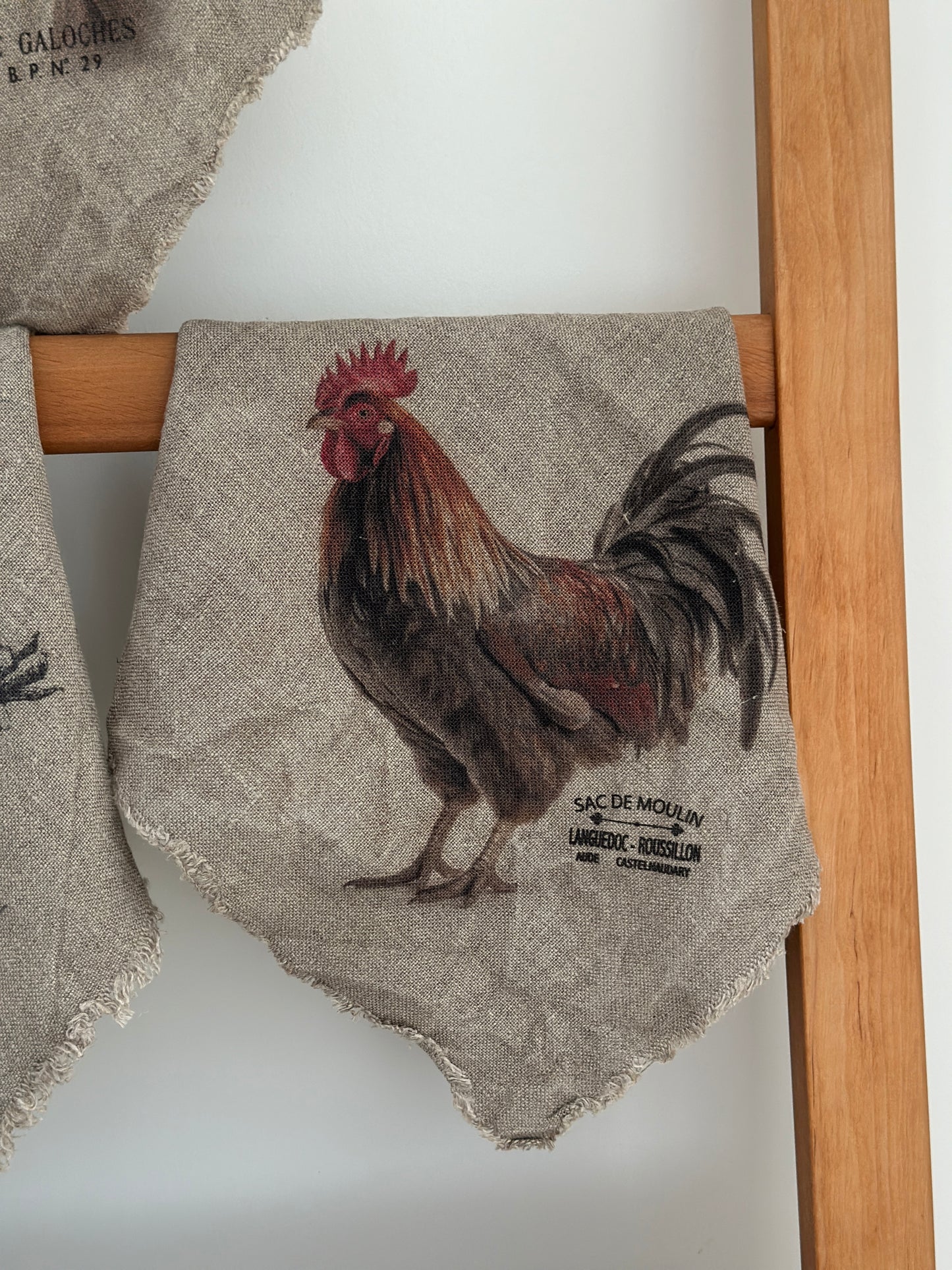 Deckchen/ Deko- Tuch mit einem Hahn Motiv,Shabby, alle Seiten mit Fransen versehen.