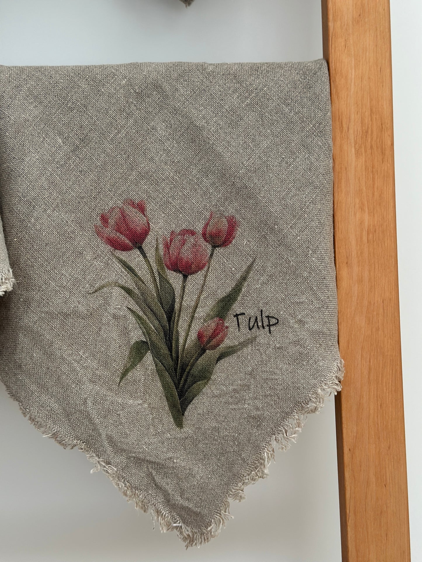Deckchen/ Deko- Tuch mit einem Tulpen Motiv. Shabby, alle Seiten mit Fransen versehen.