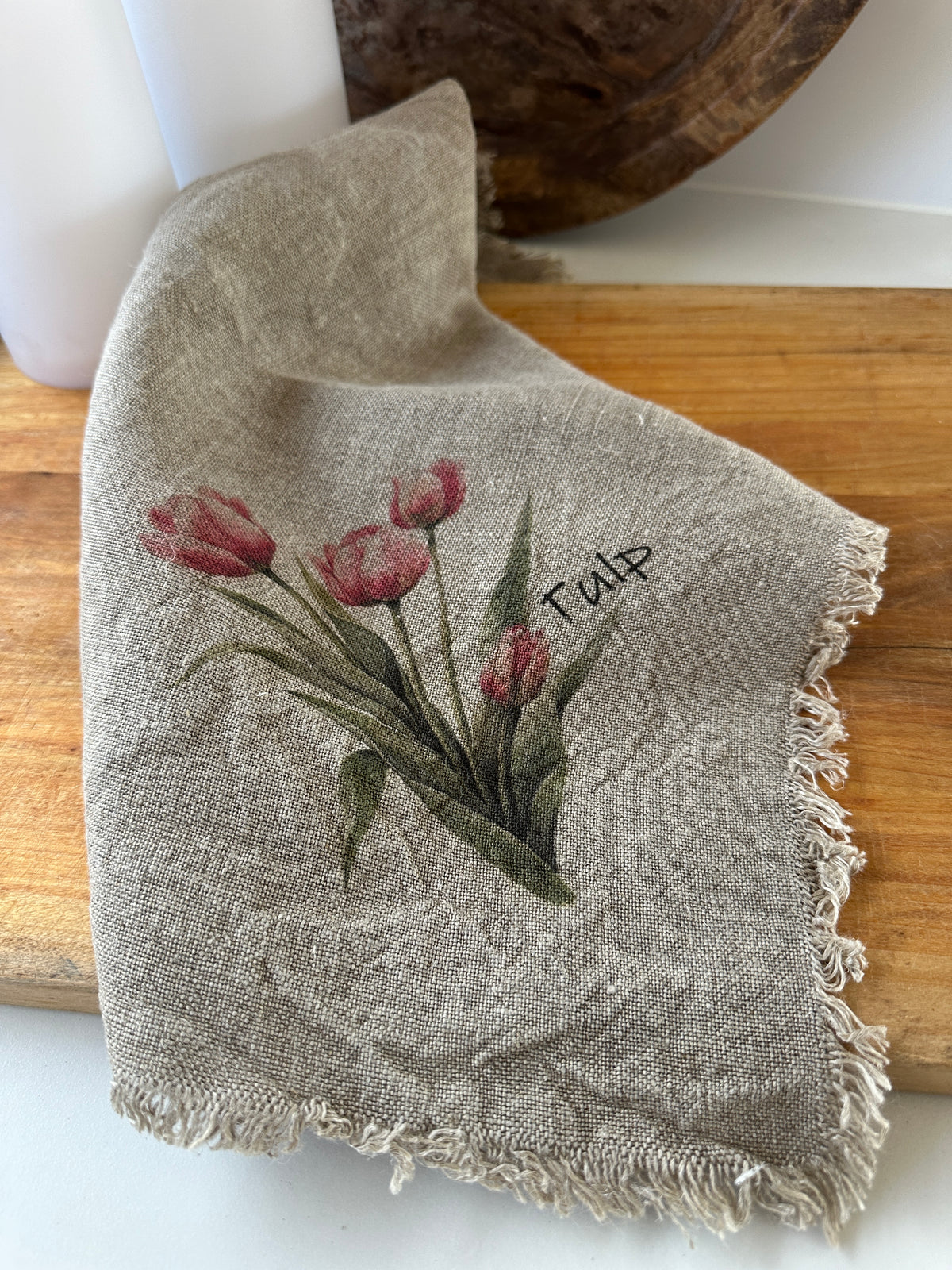 Deckchen/ Deko- Tuch mit einem Tulpen Motiv. Shabby, alle Seiten mit Fransen versehen.