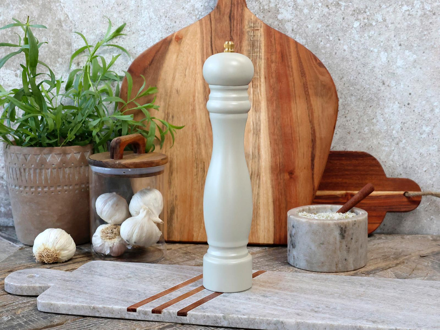 Salz/ Pfeffermühle H: 26/ D:5 cm. Latte