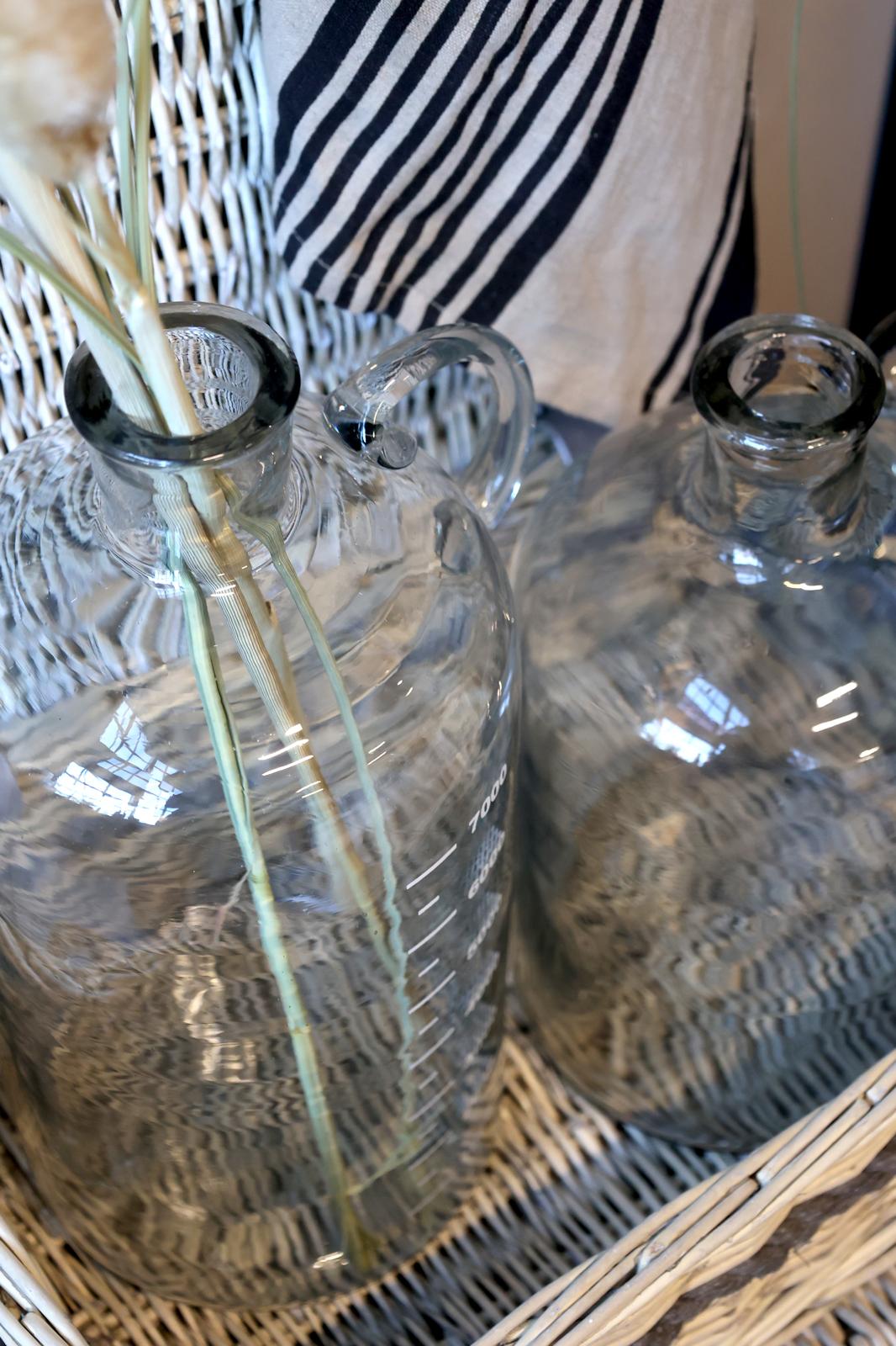 Flasche mit Messanzeige, durchsichtig/ klar. H: 32cm. D: 18cm.
